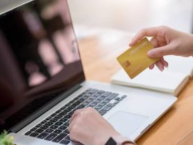 Pagar boletos com o cartão de crédito significa utilizar o limite disponível no cartão para quitar contas como água, luz, telefone,