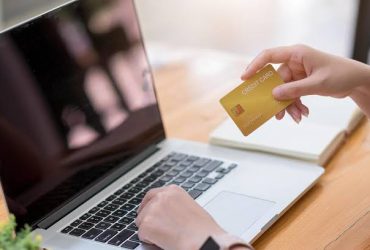 Pagar boletos com o cartão de crédito significa utilizar o limite disponível no cartão para quitar contas como água, luz, telefone,